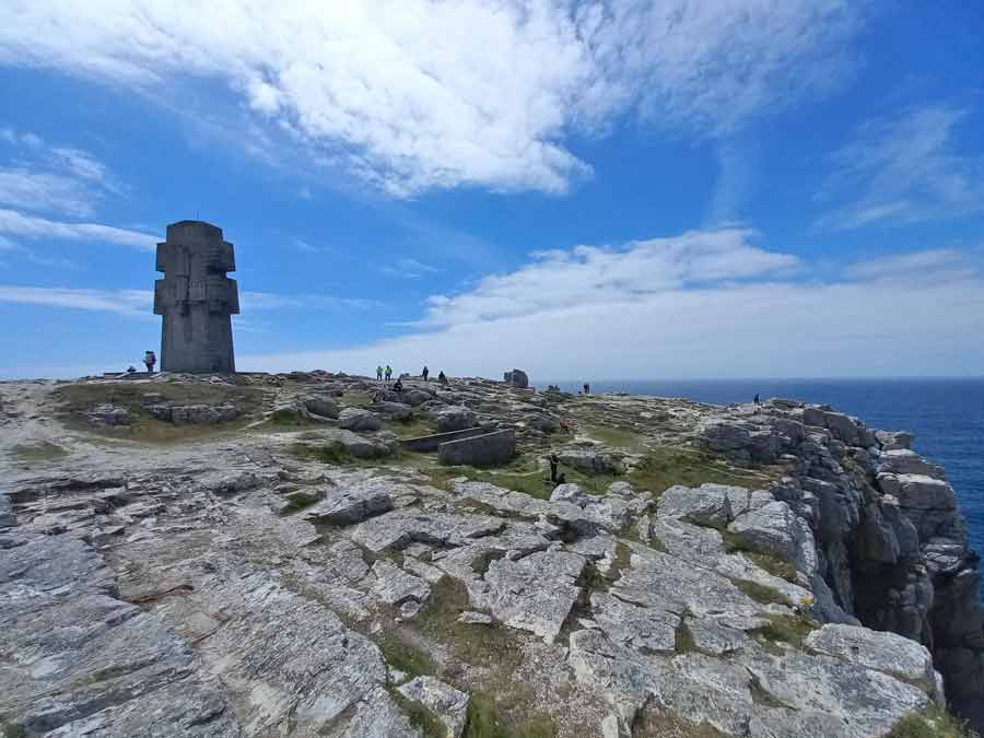 Monument aux Bretons de la France Libre avec sa Croix de Lorraine en granit dressée sur le promontoire rocheux de la pointe de Pen Hir face à l'Atlantique, presqu'île de Crozon, Bretagne