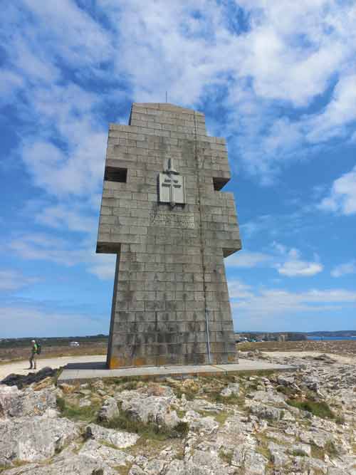 Vue rapprochée de la Croix de Lorraine en granit du Monument aux Bretons de la France Libre, avec ses bas-reliefs sculptés, pointe de Pen Hir (Bretagne)