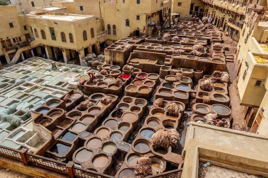 road-trip-maroc-6 Cuves de teinture et peaux qui sèchent à la tannerie Chouara de Fès, vues depuis une terrasse